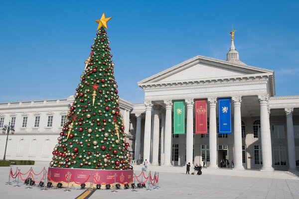 「幸福聖誕樹」搭配博物館西洋古典建築外觀，呈現浪漫歐風美景，許多遊客拍照打卡，可望成為耶誕的熱門景點。圖/舘方提供