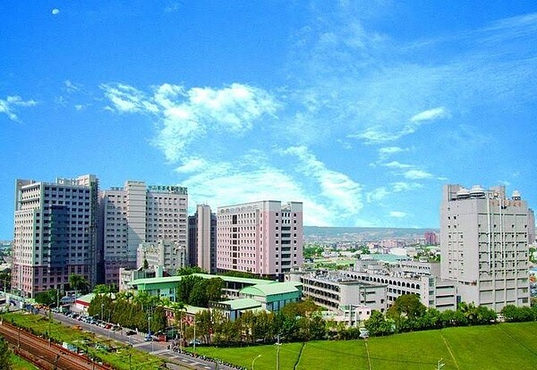 大慶站緊鄰中山醫學大學，是南區最大地標，帶動周邊生活圈發展。圖／取自中山醫學大學官網