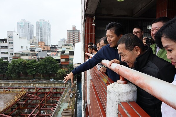 新北市長侯友宜視察板橋區忠孝國中改建工程。圖／新北市工務局提供