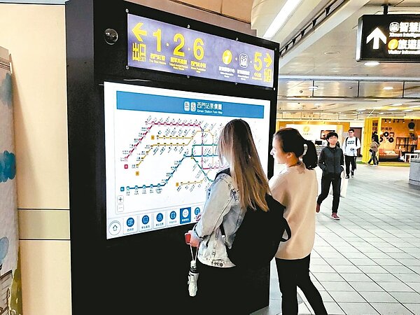 北捷5站新設「車站生活資訊觸控屏幕-Metro e Touch」,提供車站、店家等8大功能服務。 圖/台北捷運公司提供