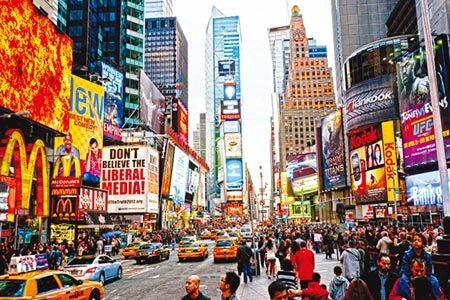 水晶球跨年倒數的美國紐約時代廣場，智崴首度搶進，與在地企業合資設立飛行劇院，明年將開幕營運。圖／顏瑞田 