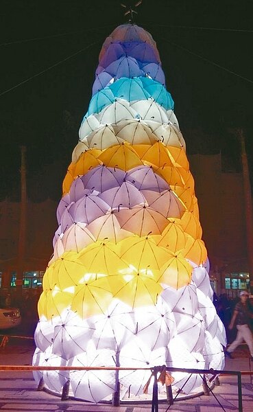 「愛在彰化．聖誕歡樂嘉年華」24日晚間在彰化火車站前廣場點燈，7公尺高的耶誕樹融合在地元素，這兩天正在試燈。圖／彰基提供