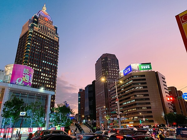 台北市合計土地、辦公室前三季成交金額已衝破千億,商辦租賃市場已轉為房東市場,頂級大樓與信義區將面臨嚴厲漲租挑戰。 報系資料照