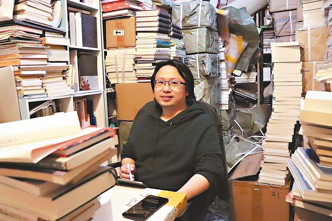 豆瓣書店創辦人卿松在豆瓣書店的倉庫接受媒體採訪。 記者呂佳蓉 ／攝影