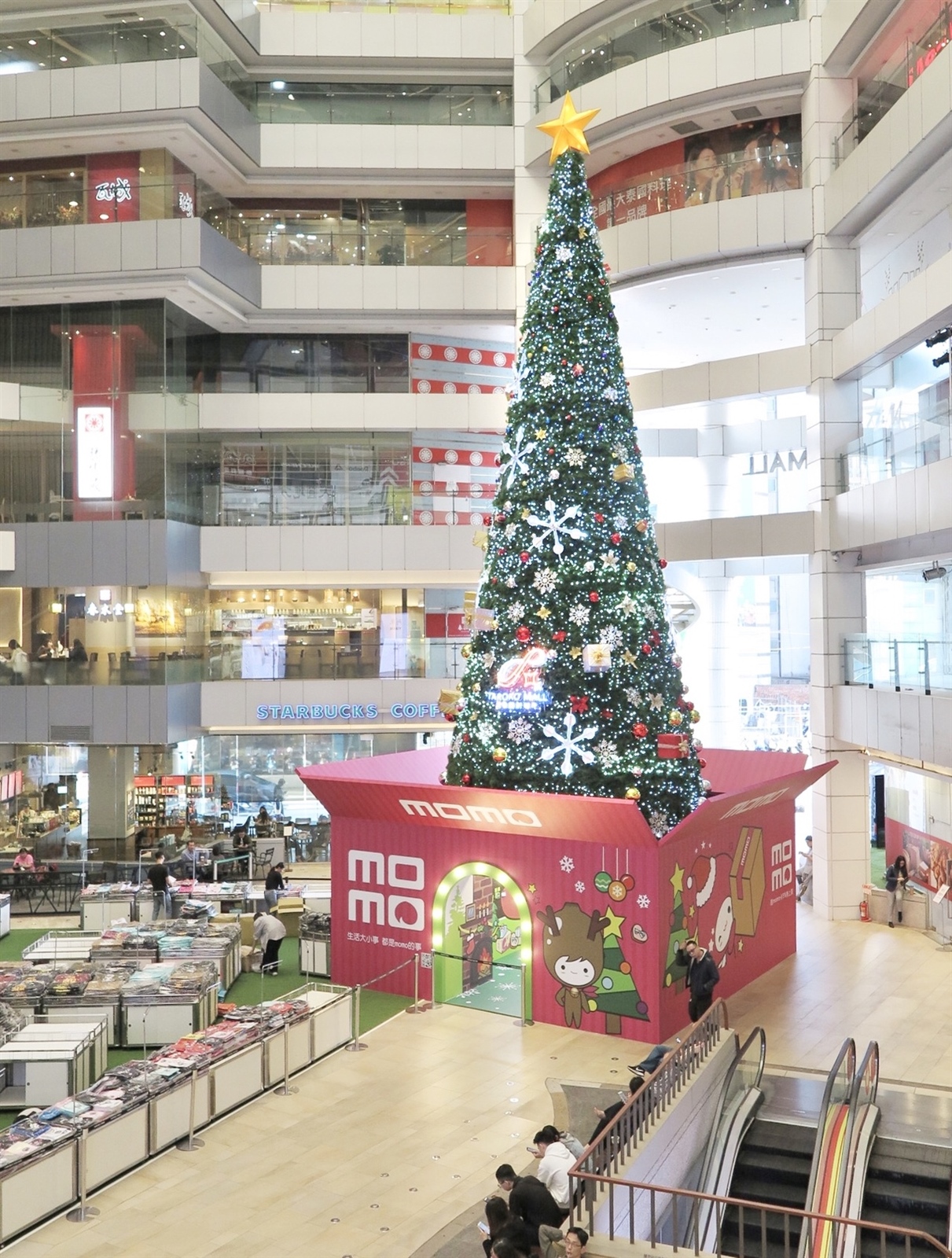 大魯閣新時代今年推出17米高巨型禮物盒聖誕樹，訂27日舉行點燈儀式。記者宋健生/攝影