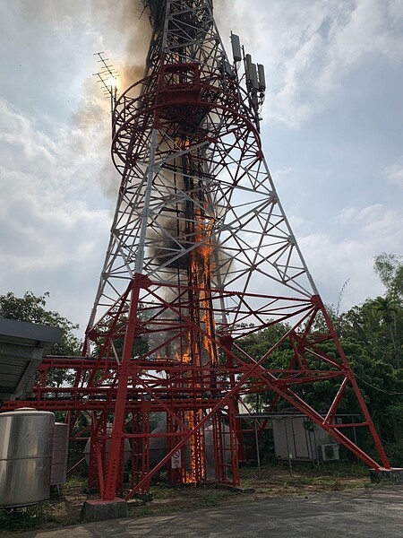 彰化縣芬園鄉139縣道大彰路一座約50公尺高微波鐵塔，今天上午突然起火並冒出濃煙。照片／民眾提供