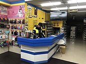 DVD出租店深夜唱空城計　員警進店當起臨時店員