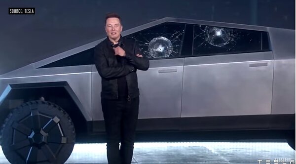 特斯拉電動皮卡號稱使用「裝甲玻璃」,在測試時卻意外被當場擊碎。圖/截自YouTube The Verge