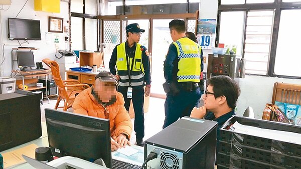 來自日本八十二歲的堀越老翁(左一),卅六年前為採寶石來台,一直居住花蓮山區,如今想返鄉,向警方求援。 圖/玉里警分局提供