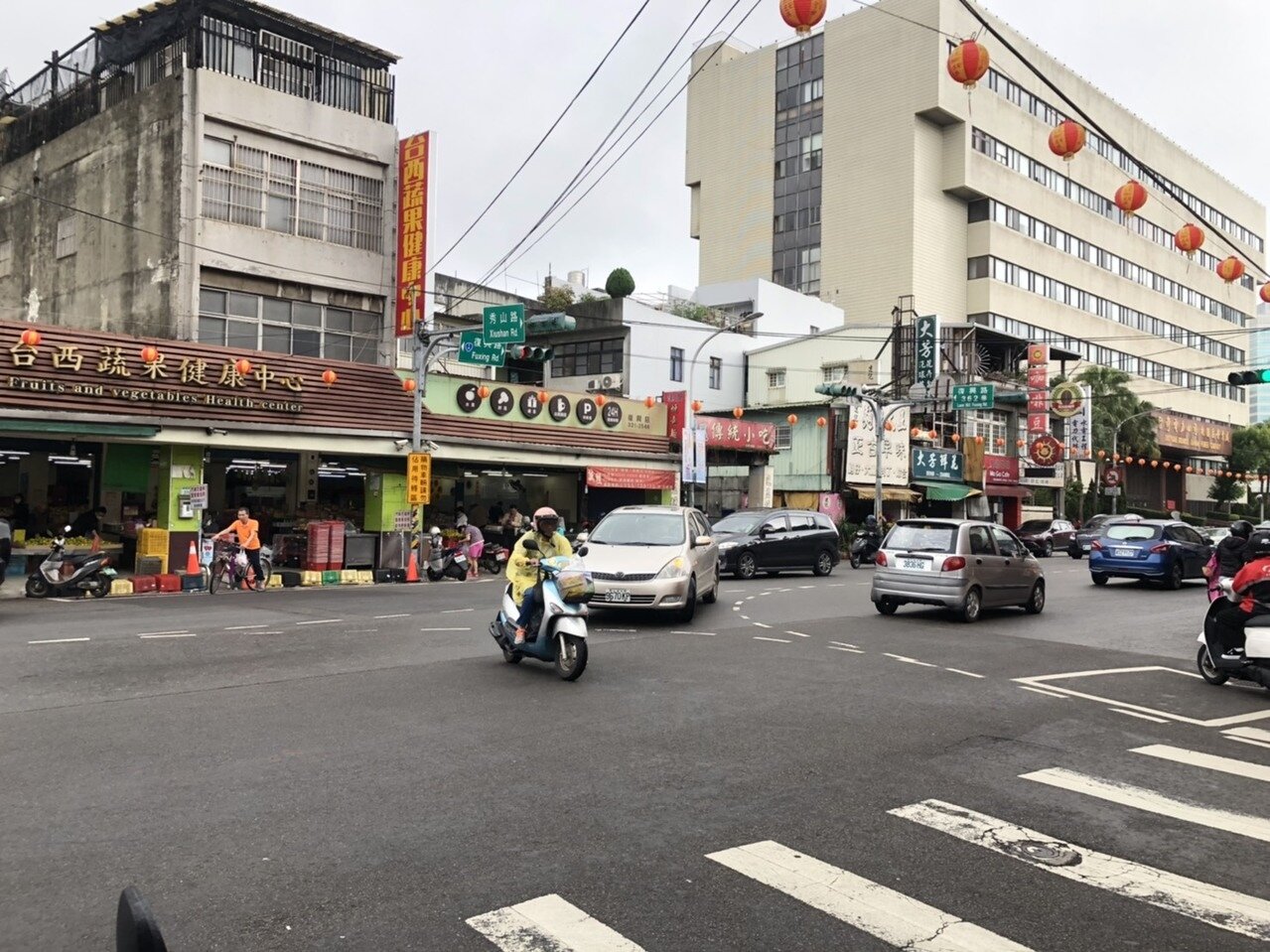 桃園市警察局今年重點執法項目當中,警方以攔停形式抓最多的是「未依規定兩段式左轉」,今年1到9月就攔查5萬多件。記者曾健祐/攝影