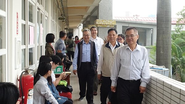 台南市府約聘僱及臨時人員統一招考，勞工局長王鑫基等察看考場狀況。圖／勞工局提供