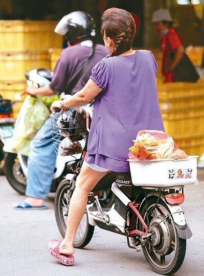 有些電動自行車可切換人力和電力二種驅動模式,如以電力驅動行駛卻未帶安全帽,仍會被警方認定違規。 圖/聯合報系資料照