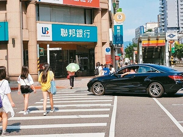 車輛進入斑馬線後,車體前端左右距離行人3公尺範圍內就算違規,違規者可處1200至3600元罰鍰。 圖/聯合報系資料照