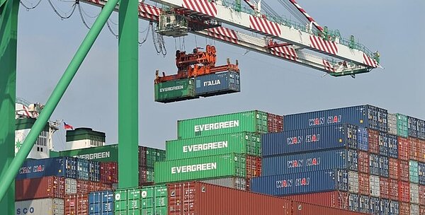 我國自2018年9月跌入黃藍燈之後,至今年9月這13個月之間亮了12顆黃藍燈,1顆藍燈,景氣擴張力道趨緩。圖/本報資料照片