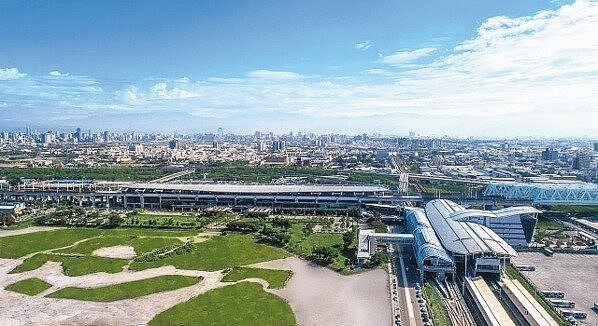 台中高鐵特區為全台少數擁有「三鐵二高一快」的區域,包括高鐵、台鐵、捷運綠線、中山高、二高與74快速道路,開發業者以「六條通」來形容其交通便利性。圖/記者宋健生攝影