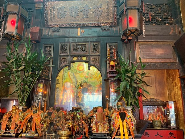 為保存鹿港鎮歷史老屋空間,彰化縣文化局透過積極爭取文化部經費挹注,核定補助「安平賜福宮屋頂梁柱修繕計畫」。圖/彰化縣政府提供