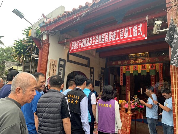 為保存鹿港鎮歷史老屋空間,彰化縣文化局透過積極爭取文化部經費挹注,核定補助「安平賜福宮屋頂梁柱修繕計畫」。圖/彰化縣政府提供