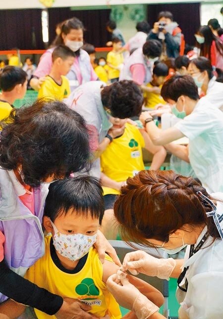 守護學生健康,中市首波公費流感疫苗,15日起在中市國高中小開始施打,圖為永春國小學童施打情形。(本報資料照片)