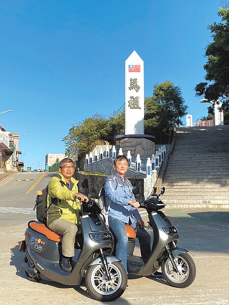 中華eMOVING引進普通重型電動機車iE125，前進馬祖經營租賃服務，中華汽車協理錢經武（右）、營運商聯眾網路科技總經理孫治國（左）親自體驗相關服務。圖／陳信榮