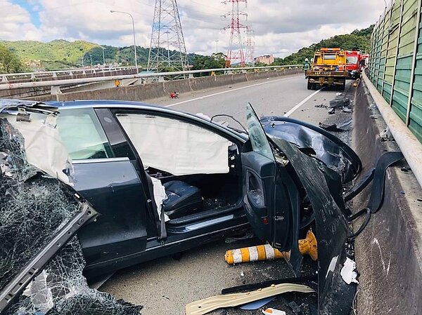 華姓特斯拉營業員開車試駕，卻因不明原因自撞護欄後，再摔落護欄死亡。圖／記者柯毓庭翻攝