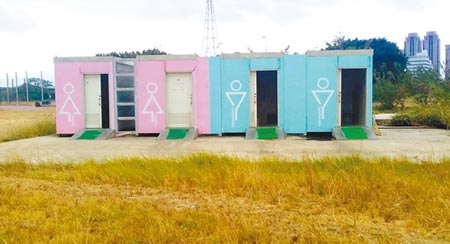 新竹左岸目前雖有12座公廁，但大都為老舊的傳統式流動廁所，空間小且易產生味道，且未設置無障礙廁所，經常有民眾抱怨。（陳育賢攝）