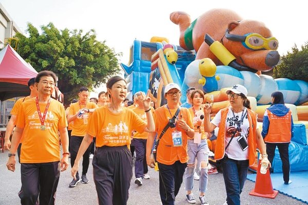 台塑企業24日在台化彰化廠舉辦親子路跑活動，特別準備最大規模的氣墊遊戲區，以「怪獸玩國氣墊主題樂園」為主軸，設置多達10座大型氣墊遊戲設施。（台塑提供）