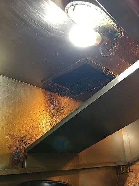 台北市衛生局10月針對文創園區周邊80家餐飲業者,進行專案稽查,如今初查結果出爐,共51家有衛生缺失。圖/台北市衛生局提供