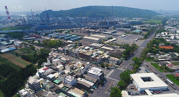 高雄市都發局從11月25日,啟動第三批公共設施保留地專案通盤檢討,預估可再解編私有公設保留地約42公頃,圖為原高市都計楠梓高煉廠旁綠地用地。照片高雄市都發局提供