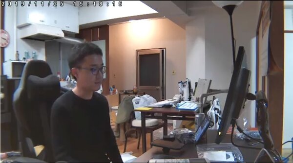 直播畫面中為 27 歲的旅店老闆Tetsuya Inoue。圖／截自YouTube One Dollar Hotel