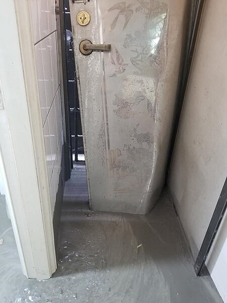 廁所災情慘重,水泥漿快要淹到跟馬桶座同高。圖/取自爆怨公社