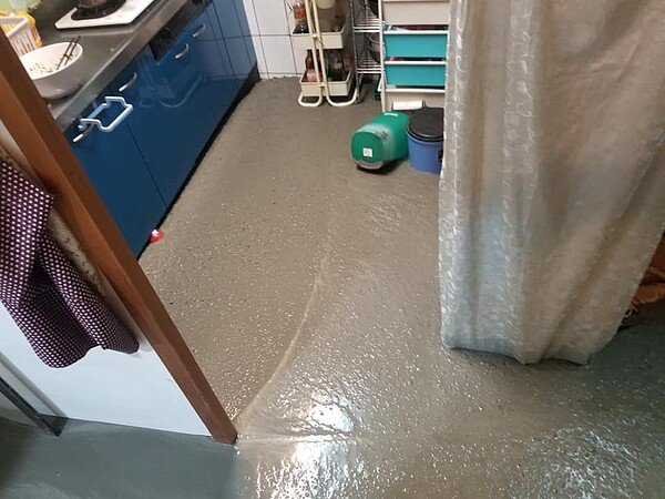 廁所災情慘重,水泥漿快要淹到跟馬桶座同高。圖/取自爆怨公社