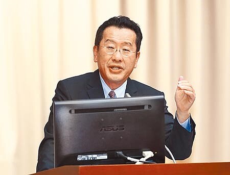 
立法院財委會25日進行「證券市場逐筆交易及盤中零股交易之推動方案、進度及IPO績效專題報告」；立委憂心今年IPO家數減少，但是在大陸上市的公司越來越多，顧立雄表示，國際普遍表現不好是IPO減少的因素，但我們自己也需要努力。（陳信翰攝）
 