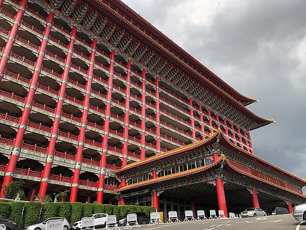 圓山飯店成立於1952年、歷時十年外觀全部落成,早年為台灣元首招待外賓的國家級宴會廳,圖為圓山飯店前棟外觀。記者黃文奇/攝影