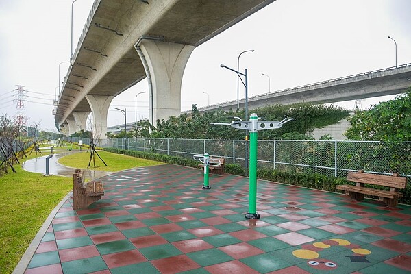 桃園市政府活化五楊高架強下空間,規劃親子休閒公園。圖/桃園市政府提供