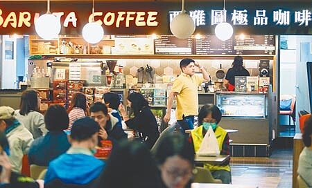 西雅圖極品咖啡在10月遭踢爆摻入低價咖啡豆販售,士林地檢署分案追查傳喚劉姓總經理等6人到案說明,經訊問以違反食品衛生管理法嫌疑重大,諭令劉總經理3百萬元交保,26日劉姓總經理在律師陪同下,即刻繳回1千萬元的不法所得。圖為西雅圖極品咖啡門市。(陳怡誠攝)