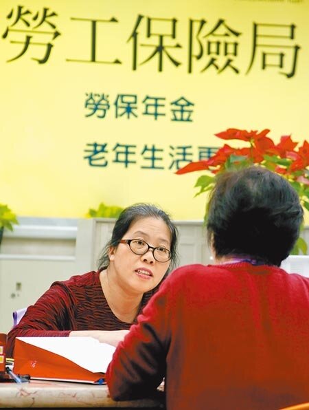 明年領取老年給付法定請領年齡再延後!依勞工保險條例規定,2018年領取全額老年給付年齡從60歲提高至61歲,每2年提高1歲,直至65歲為止,預計明年再提高1歲,約影響14萬名勞工。(本報資料照片)