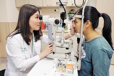 亞大醫院眼科部主治醫師黃毓璇（左）為患者（非當事人）檢查視網膜情況。（林欣儀攝）