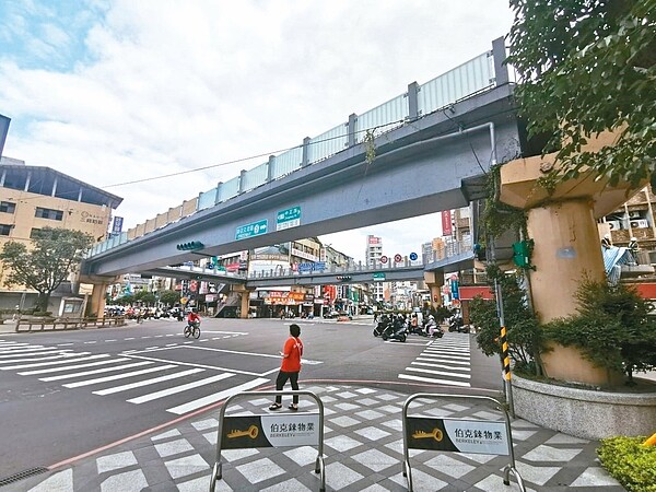 新店中正陸橋進行拆除作業,本月29、30日及12月6、7日將進行車道封閉。 圖/新北市工務局提供