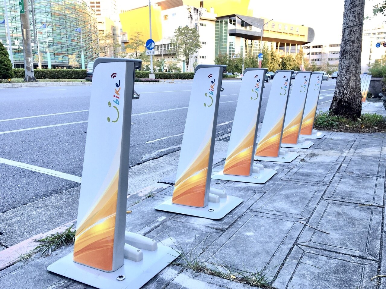 「YouBike2.0計畫」預計在北市設置2000個站體,議員憂心將壓縮民眾停車空間,導致停車問題惡化。圖為YouBike2.0版車柱。 記者郭頤/攝影