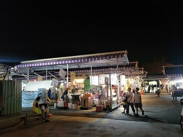 高雄市都發局今天深夜發文指出,鳳山打狗商場超出範圍擺攤做生意,11月20日遭到斷水斷電,累計已開102萬元罰單要求改善,但今天仍有攤商然繼續營業。圖/高雄市都發局提供