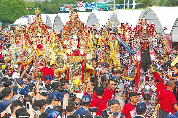 時代力量立委將提案修法加重《政治獻金法》及《財團法人法》的刑罰，並提出宗教宮廟應納入《財團法人法》規範。圖為2017年宮廟護香火眾神上凱道遊行。（本報資料照片）