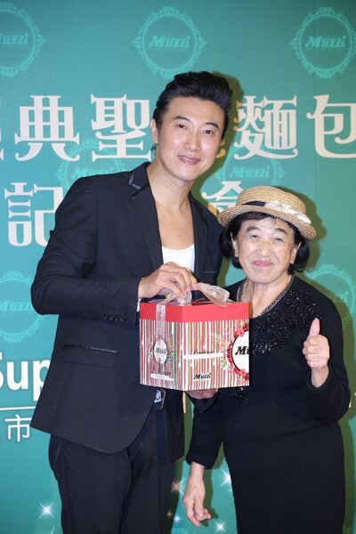 陳鴻(左)和媽媽一同出席活動。圖／越昇國際提供