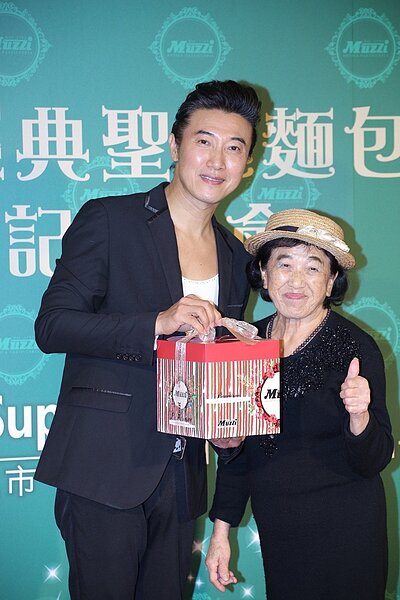 陳鴻(左)和媽媽一同出席活動。圖/越昇國際提供