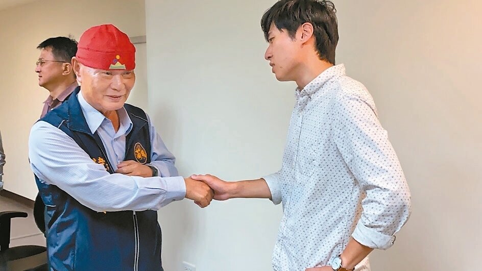 國民黨團版本提案人議員韓茂賢（左）與時代力量議員曾玟學，雙方各退一步，完成石虎保育自治條例版本，將送大會二讀。 圖／記者劉星君攝影