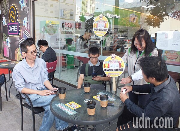 台中市長盧秀燕宣布,明年起,台中市8大連鎖超商及咖啡、共1385門市騎樓及庇廊,全面禁菸。記者趙容萱/攝影
