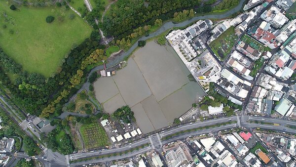 為加速審定羅東工保區區段徵收，內政部專案小組明天到宜蘭現地勘查，縣府希望趕在3年內公告區段徵收案，圖中灰色地帶為最近爭議中的「機六」用地。圖／縣府提供