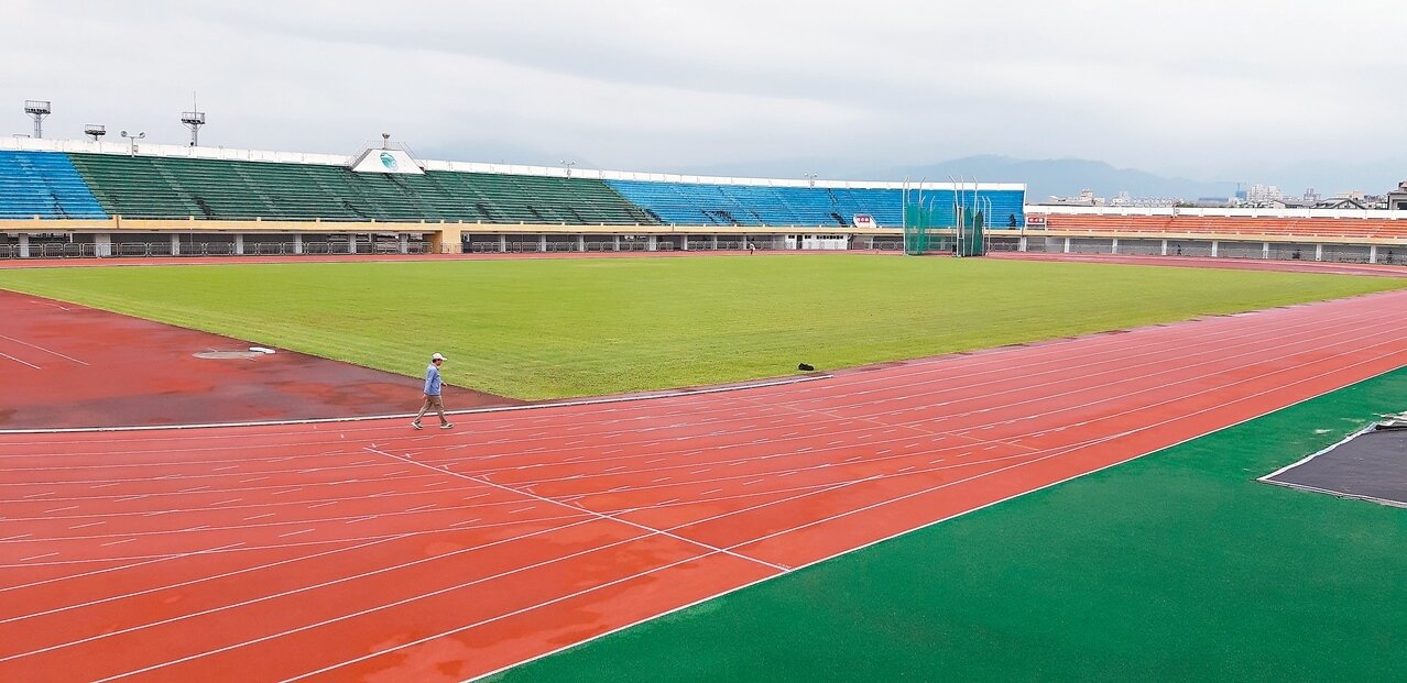 宜蘭運動公園將全面翻新,不但要整修田徑場跑道、跑道內草地,也將新建標準競賽足球與槌球複合式球場。 記者戴永華/攝影
