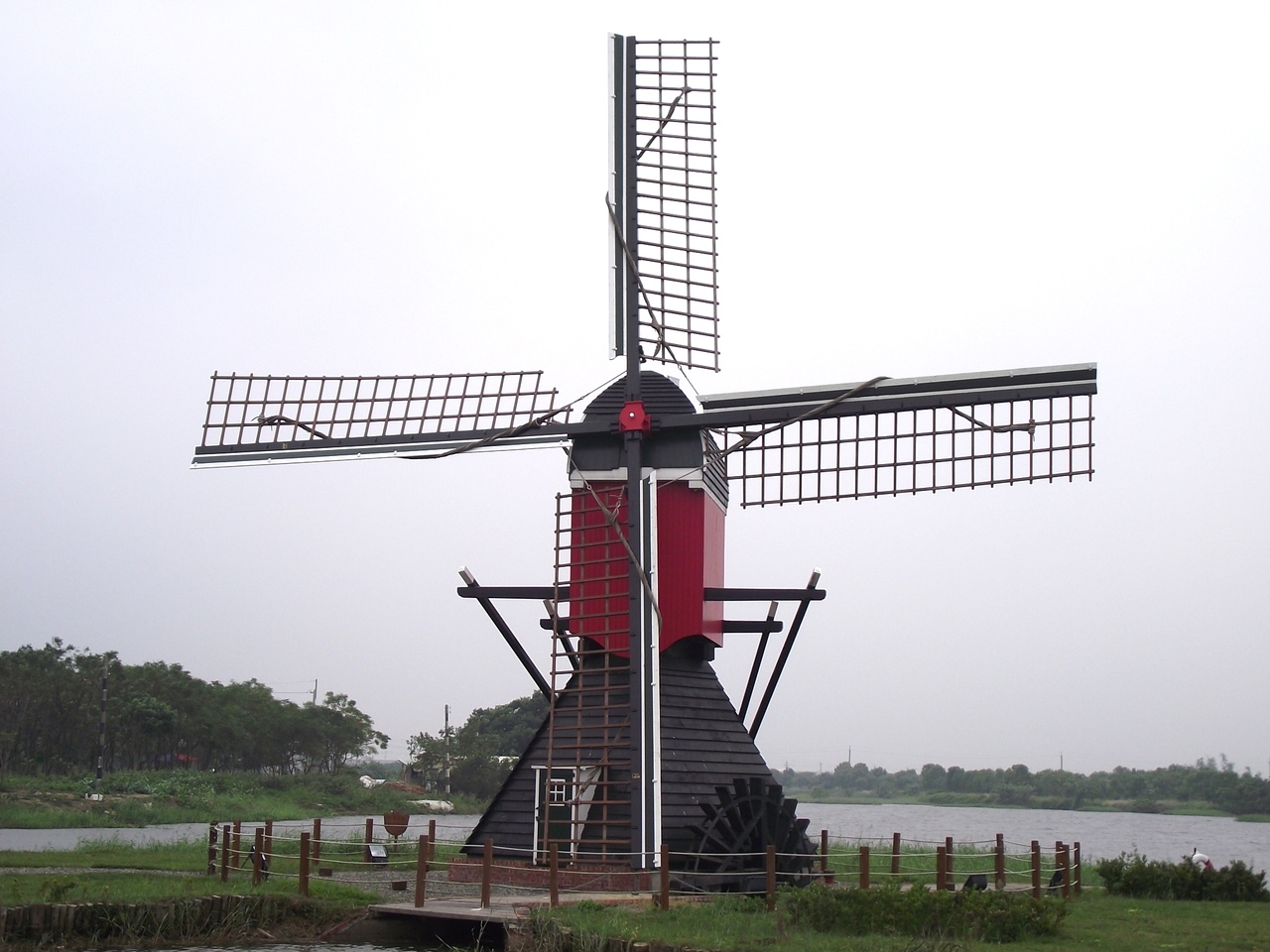 台南柳營德元埤著名的荷蘭風車地標。圖／記者謝進盛攝影