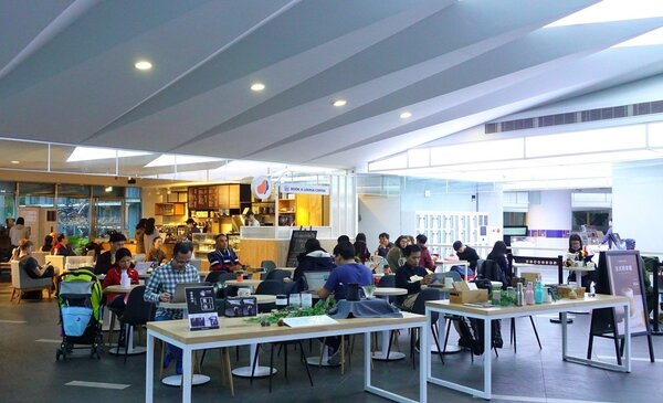 新北市立圖書館總館一樓就有提供簡餐的餐廳。圖／新北市立圖書館提供
