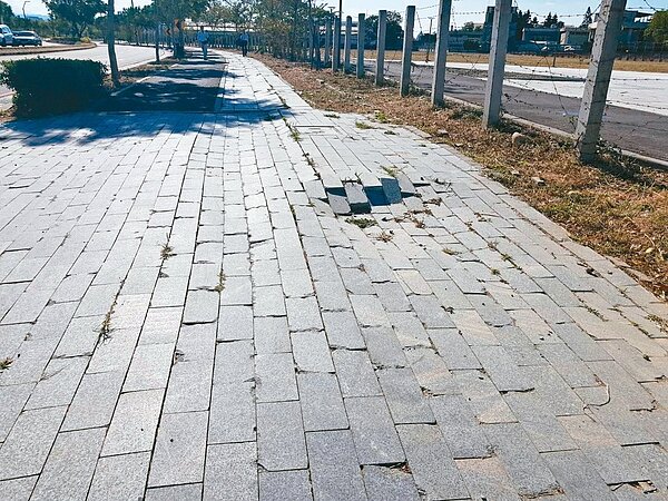 水湳經貿園區是台中未來亮點，但園區開放僅1年，部分人行道竟壞光光。 圖／楊正中議員提供